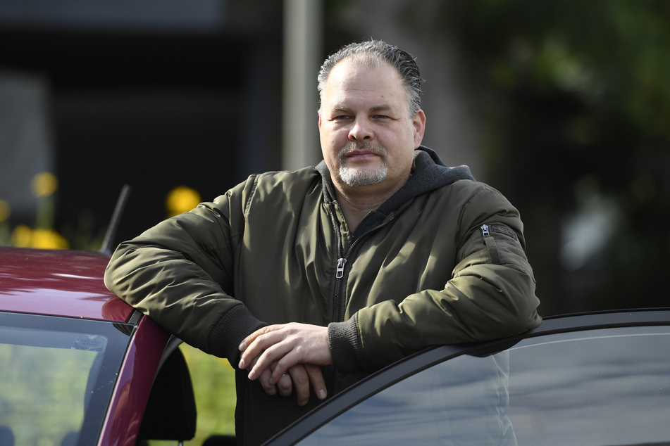 Matthias Erdmann steht an seinem Auto, mit dem er einen Einsatz auf der Autobahn A1 vollbrachte und dafür von Ministerpräsident Armin Laschet (CDU) am Dienstag 6. Oktober 2020 mit der Rettungsmedaille des Landes Nordrhein-Westfalen ausgezeichnet wird.