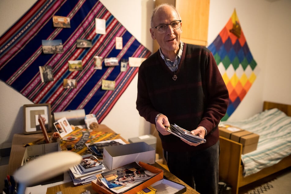 Studierte in Freiburg und Rom Katholische Theologie und Philosophie, promovierte 1988: Pfarrer Dr. Andreas Knapp (67) war 2005 Mitbegründer des Leipziger Miniordens der "Kleinen Brüder vom Evangelium". Über seinem Bett hängt die Flagge der indigenen Völker Boliviens.