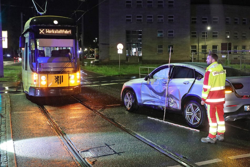 Mercedes-Fahrer übersieht Straßenbahn und wird verletzt