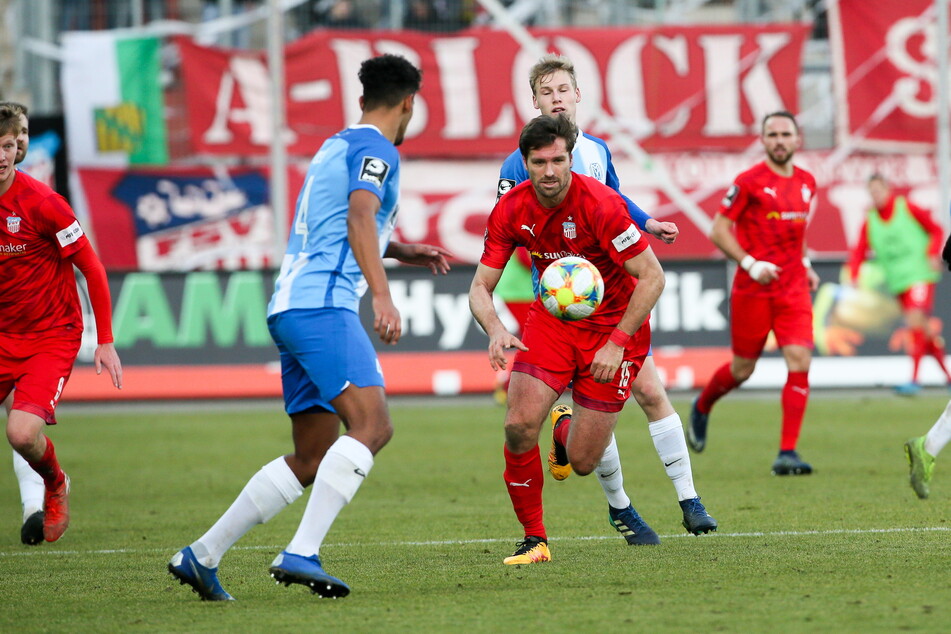 Szene aus der Partie des FSV Zwickau gegen den SV Meppen im Dezember 2019, Ronny König (M.) will an Yannick Osee vorbei. Meppen könnte auch der nächste Kontrahent der Westsachsen sein, wenn Corona die zuvor geplanten zwei Spiele verhindert.
