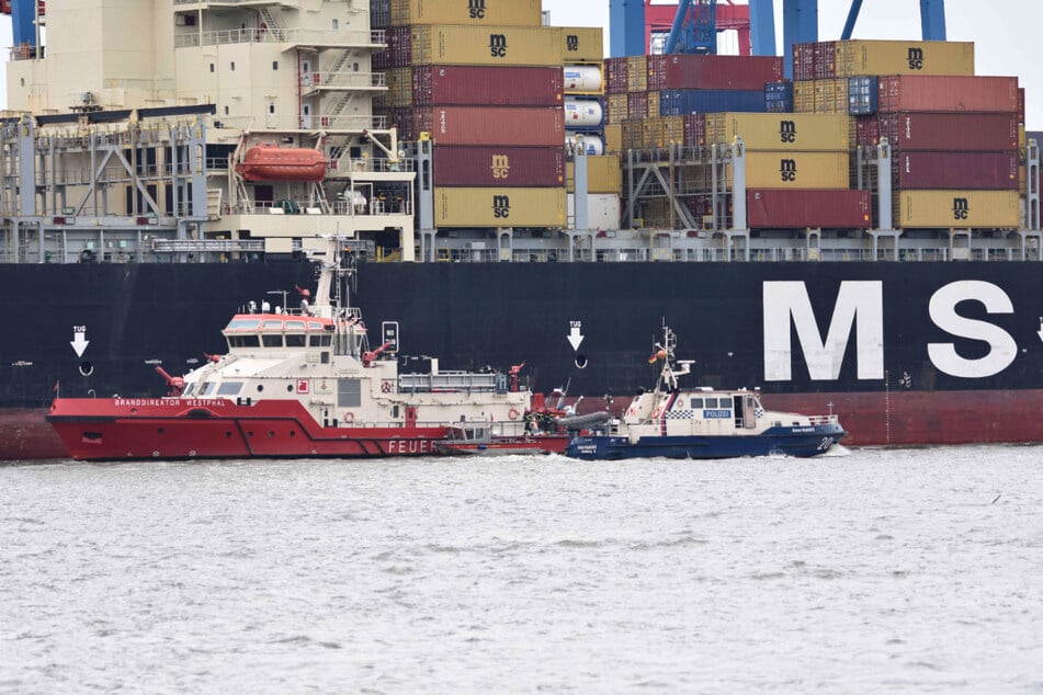 Polizei und Feuerwehr waren mit zahlreichen Kräften am Hamburger Hafen vor Ort.