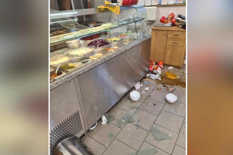 Der ausländerfeindliche Angreifer zerstörte die Glasvitrine, richtete Chaos und 5000 Euro Schaden an.