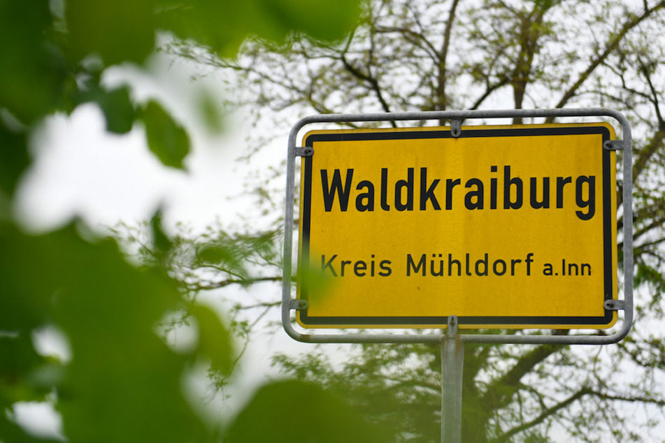 Das Ortschld von Waldkraiburg ist am Ortseingang zu sehen.