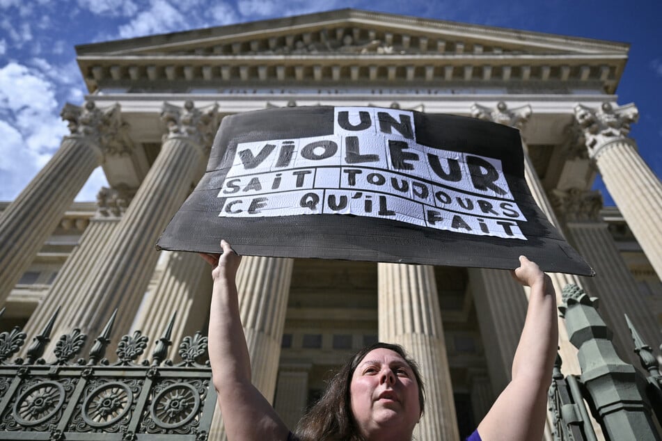 Sowohl Bürger aus Nîmes als auch Feministen versammelten sich vor dem Gerichtsgebäude.
