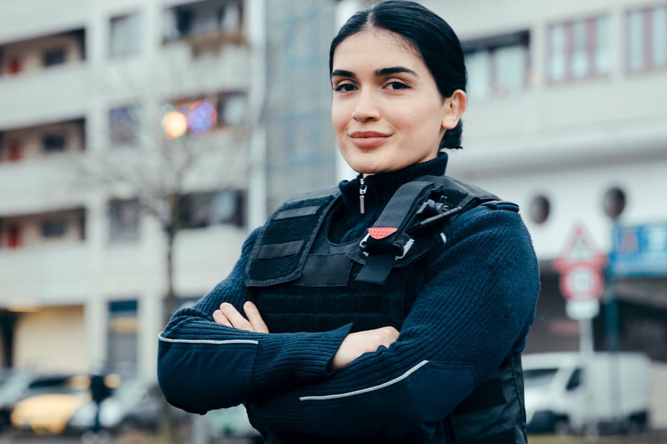 Lana Atakisieva ist Kommissarin bei der Berliner Polizei und in Neukölln konfrontiert mit Dealern, Gewalttätern, verzweifelten Frauen und randalierenden Studenten.