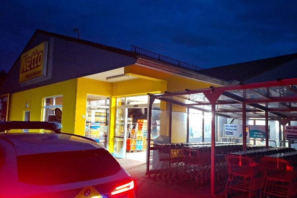 Maskierter Mann überfällt Netto-Markt mit Messer: Kunde schlägt Täter in die Flucht