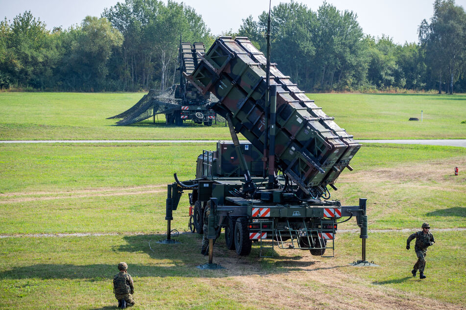 Um russischen Raketen und Kamikaze Drohnen abzufangen, ist die Ukraine auch auf Patriot-Systeme aus Bundeswehr-Beständen angewiesen. Doch ein Schuss mit dem System kostet um die 4 Millionen Euro.