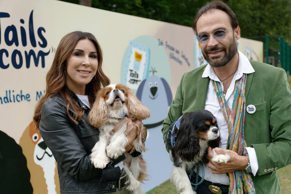 Judith Williams' Hunde Sissi (l.) und Franzi sowie Ehemann Alexander-Klaus Stecher (53) kamen zu dem Hunde-Event in Köln.