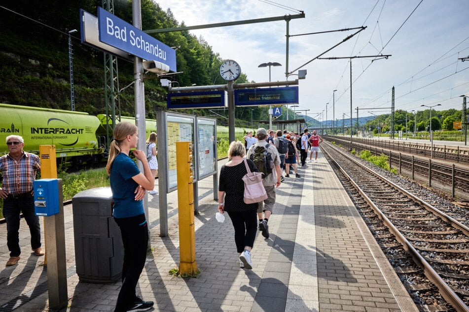 Auf der Strecke zwischen Dresden und Bad Schandau waren mehr Züge als sonst üblich im Einsatz, um dem Ansturm gerecht zu werden.