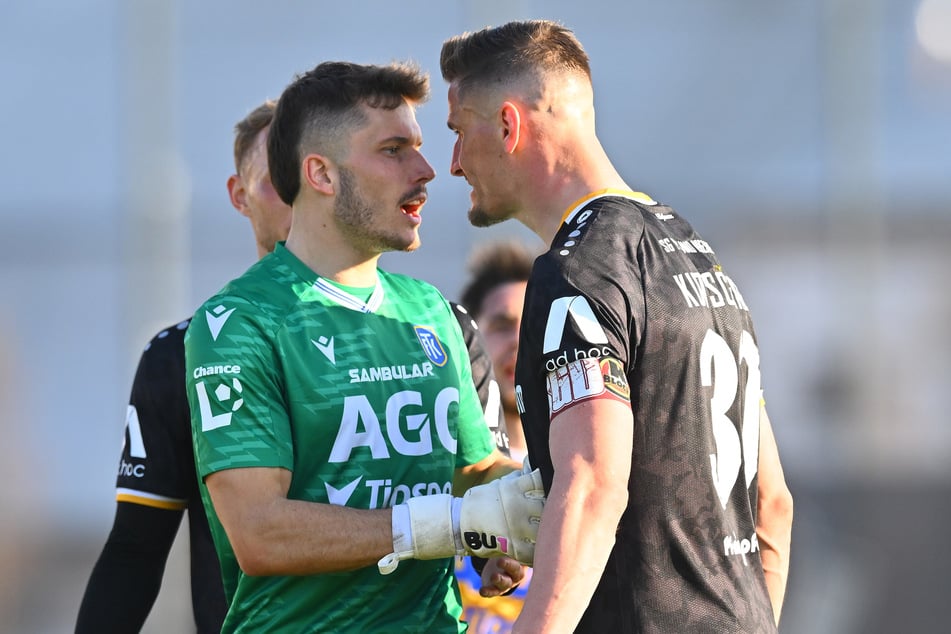 Stefan Kutschke (r.) geriet mit Teplice-Keeper Richard Ludha aneinander.