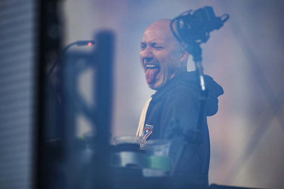 Beste Stimmung: Paul Kalkbrenner hat auf der Bühne am Altmarkt sichtlich Spaß.