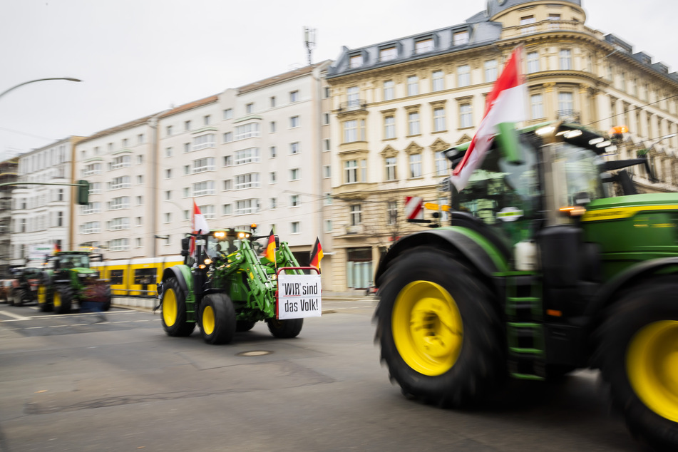 Bauern fahren mit Traktoren durch Berlin. (Archivbild)
