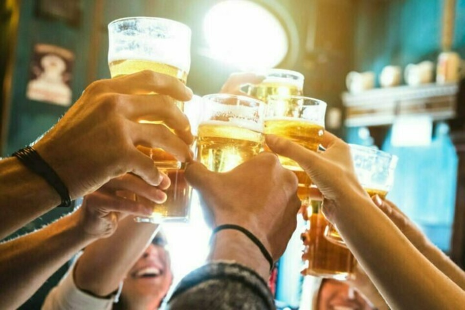 In Köln-Riehl hat die Polizei in der Nacht auf Donnerstag eine illegale Corona-Party aufgelöst. (Symbolbild)
