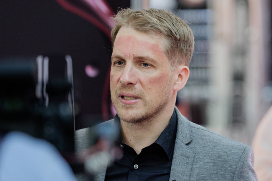 Der Comedian stellte am Donnerstag eine heftige Parodie auf den Fitnessunternehmer ins Netz.