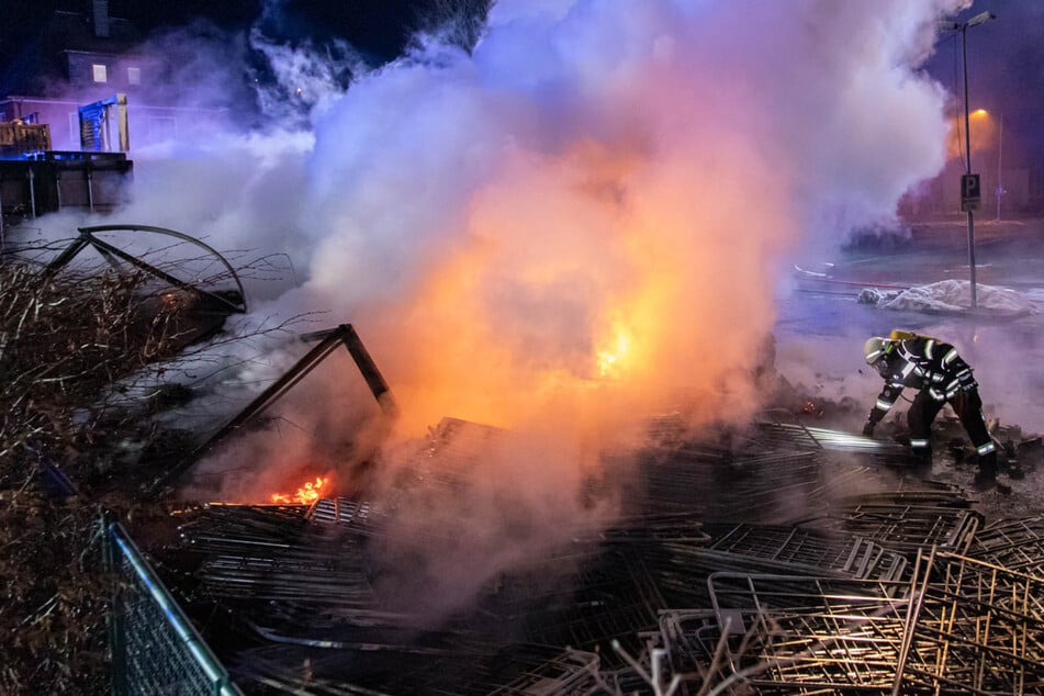 Brand auf Firmengelände: Feuerwehreinsatz im Erzgebirge
