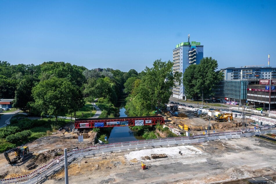 Damit die alte Brücke (vorn) abgerissen werden kann, müssen sämtliche Leitungen über die rote Behelfsbrücke umgelegt werden.