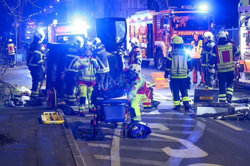 Unfall in Wuppertal: Auto überschlägt sich in Kurve, zwei Menschen verletzt