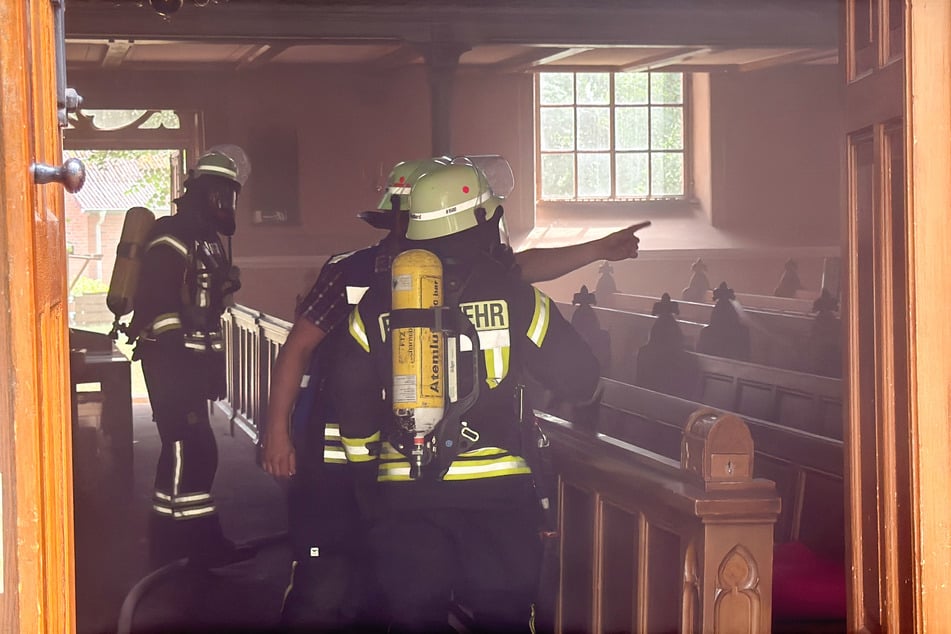 Heftiges Feuer in Kirche! Orgelbrand verursacht Millionenschaden