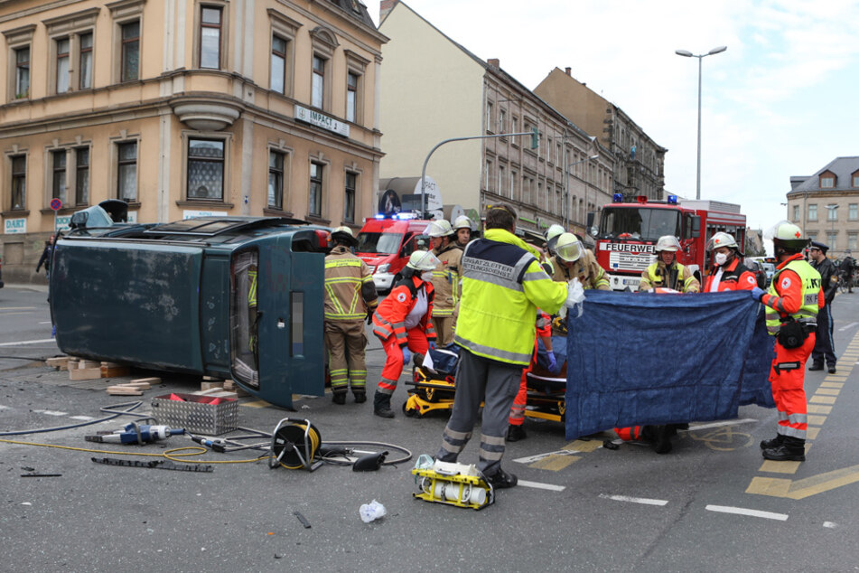 Der 62-jährige VW-Fahrer kam mit schweren Verletzungen in ein Krankenhaus.