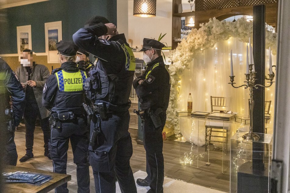 Polizisten nehmen Verstöße bei einer Hochzeitsfeier in Hamburg auf.