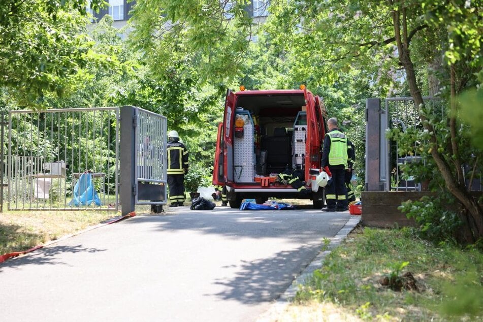 Eine unbekannte Substanz wurde in ein Klassenzimmer gesprüht. Die Feuerwehr kümmerte sich um die Betroffenen. Zwei Schüler wurden wegen Kopfschmerzen in ein Krankenhaus gebracht.