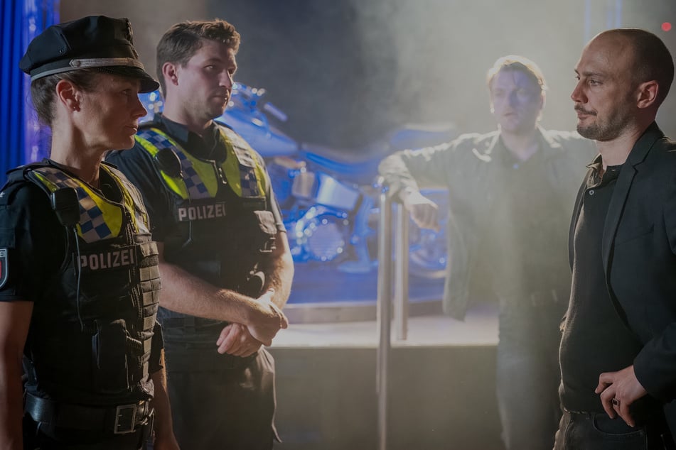 Alex Grilic (Juri Padel, r.) zeigt gegenüber Franzi (Rhea Harder-Vennewald) und Nick (Raúl Richter, 2.v.l.) keinerlei Respekt und lässt die Polizisten abblitzen.