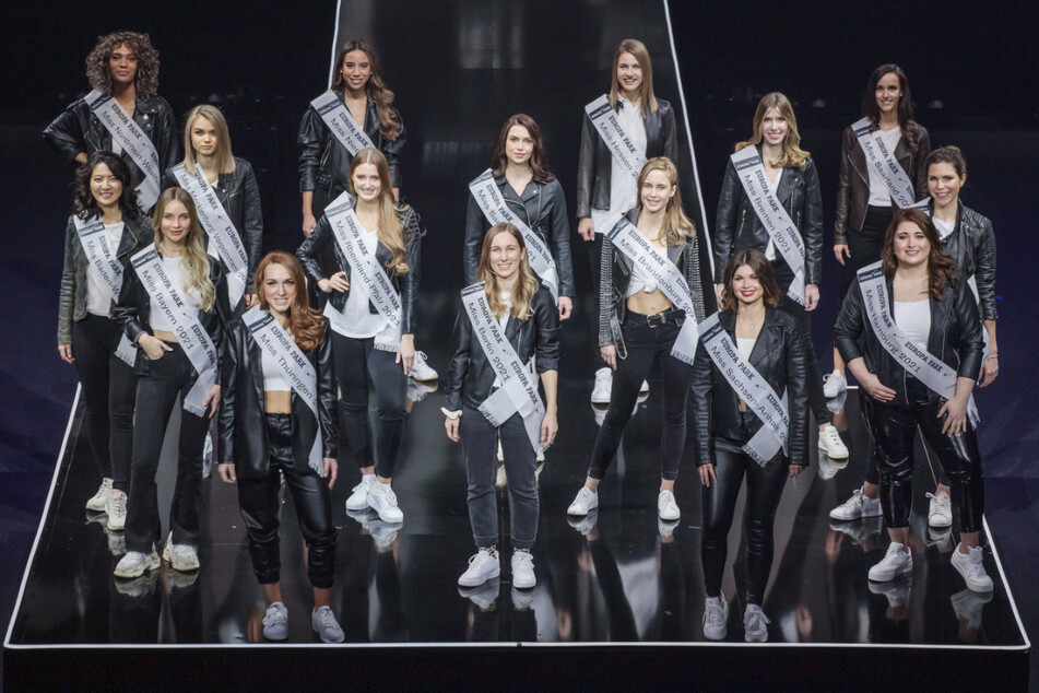Die Teilnehmerinnen des Finales der Miss-Germany-Wahl 2021 stehen im Europa-Park auf einer Bühne. Die Finalistinnen verbringen die Tage vor dem Finale gemeinsam in Rust.