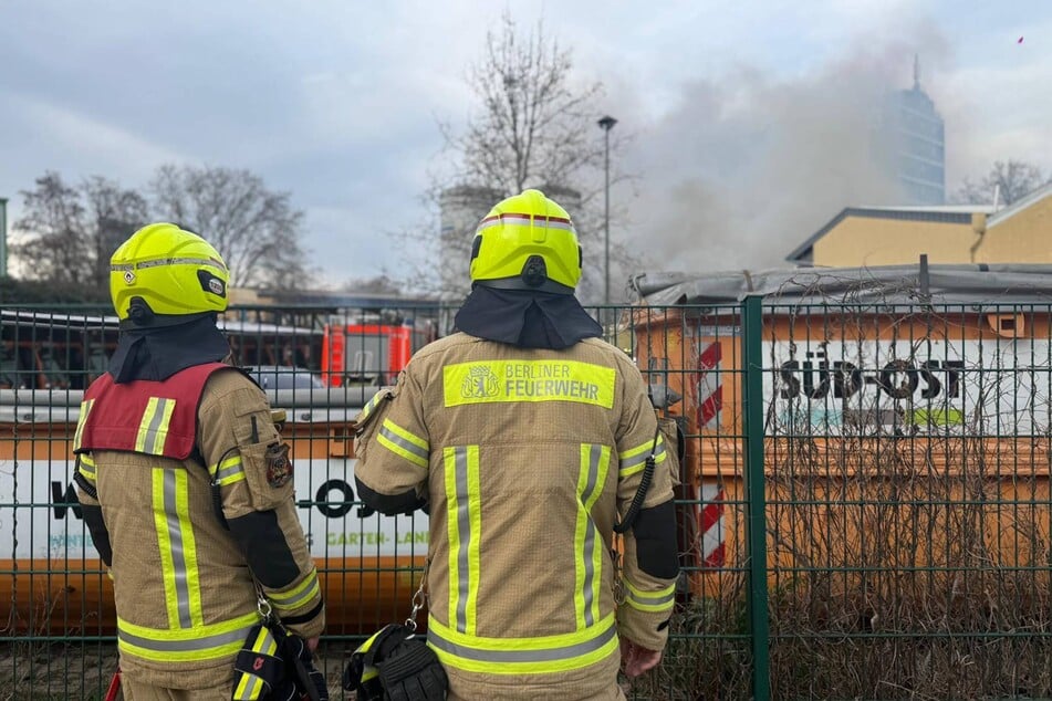 Berlin: Große Rauchwolke über Neukölln: Lagerhalle brennt in voller Ausdehnung