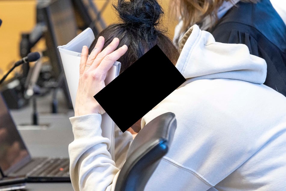 Tischlerin Cathrin B. (39) schweigt zu den Vorwürfen, wie auch ihr mitangeklagter Bruder.