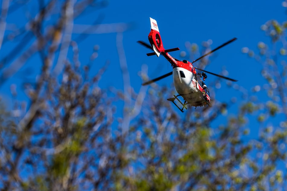 Ein Rettungshubschrauber flog den schwer verletzten Motorradfahrer (21) am Montagmorgen in eine Klinik. (Symbolfoto)