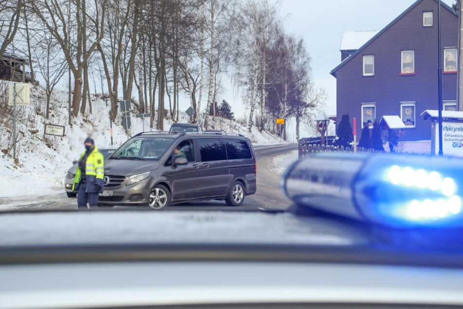 Es wird am Wochenende Kontrollen in den sächsischen Wintersportregionen geben. (Archivbild)