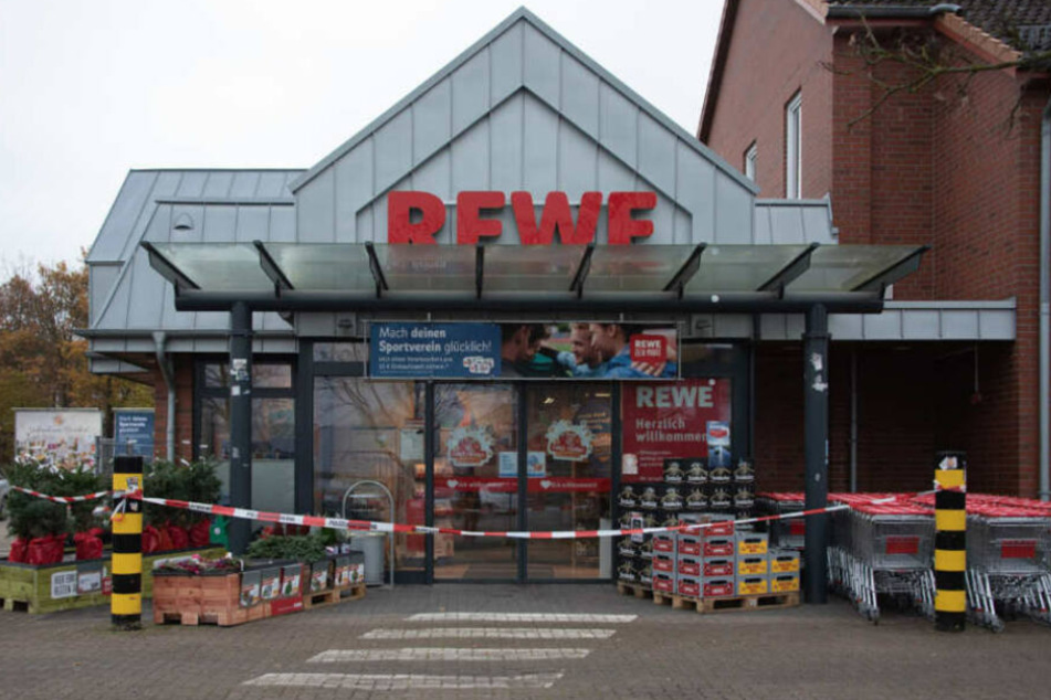 Der Mann brach vor dem Rewe-Markt zusammen und starb wenig später. (Archivbild)
