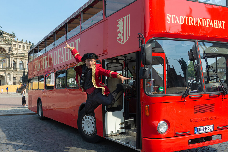 Die "Roten Doppeldecker" laden zur heiteren Stadtrundfahrt ein.