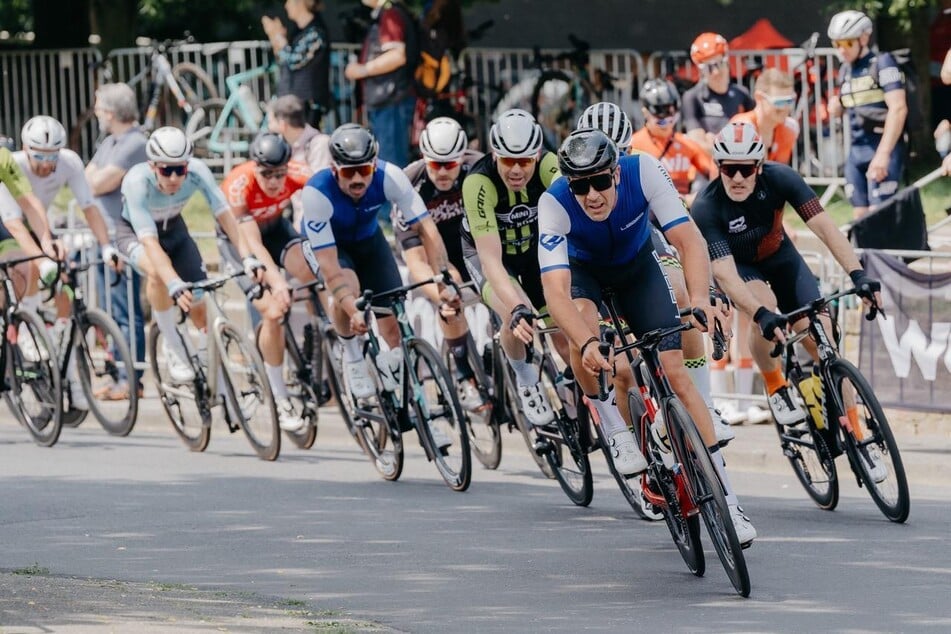 Jedes Jahr aufs Neue bringt die Liebe zum Radsport Tausende von Menschen aus der ganzen Welt nach Longerich.