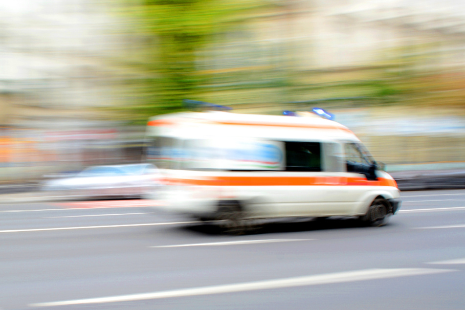 Klinik! 24-Jährige bei Unfall eingeklemmt und schwer verletzt