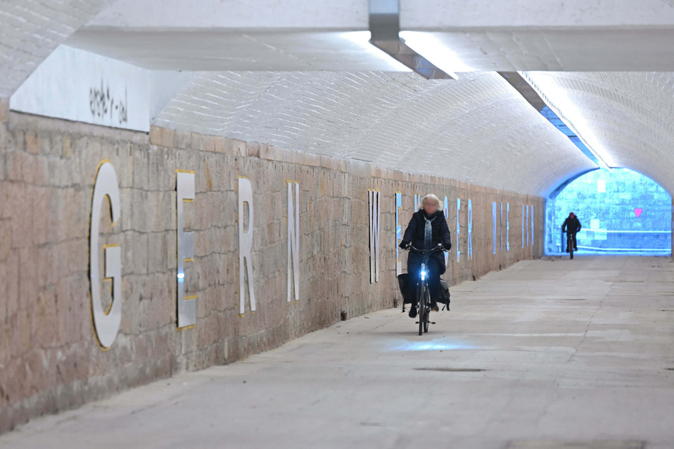 Der Fußgängertunnel unter dem Hauptbahnhof erstrahlt nun im neuen Glanz.