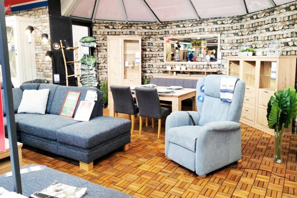 Zum verkaufsoffenen Sonntag (26.4.) gibt's bei ROLLER in Alsfeld Kunden hohe Rabatte beim Möbelkauf.²