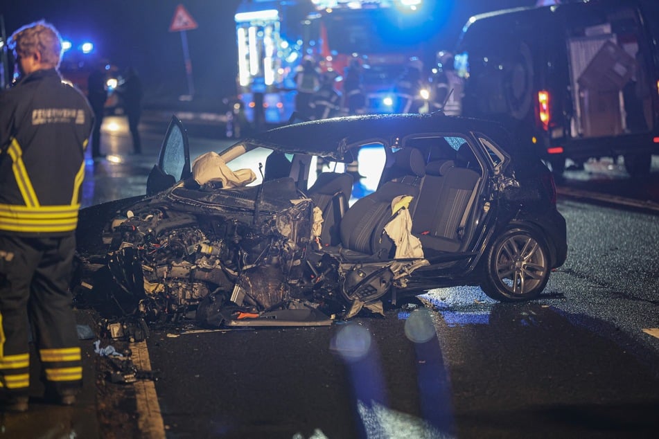 Der Volkswagen wurde bei dem Unfall völlig zerstört.