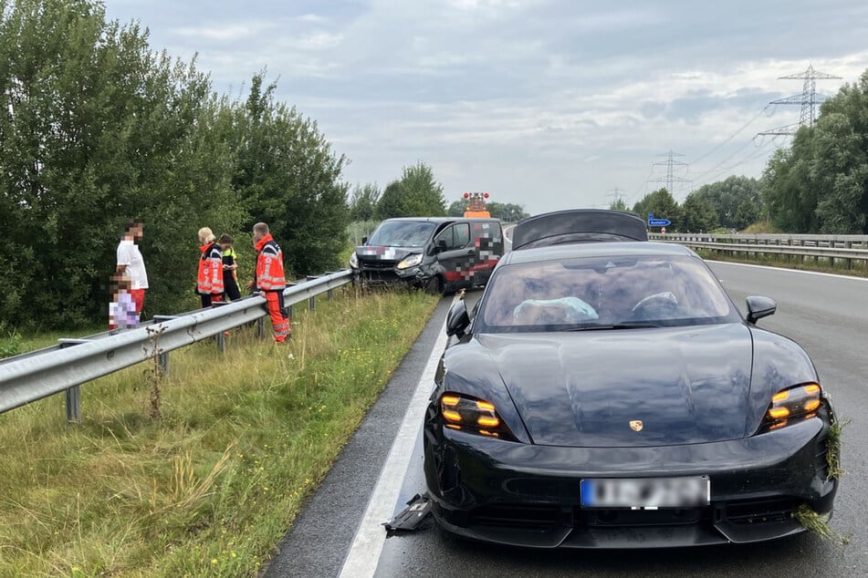 Vier Personen wurden bei dem Unfall verletzt, darunter zwei Kinder.
