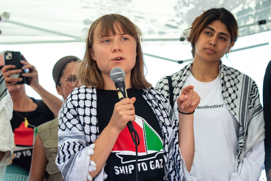 Greta Thunberg vor ihrer Abreise in den Nahen Osten mit Journalisten in Italien.