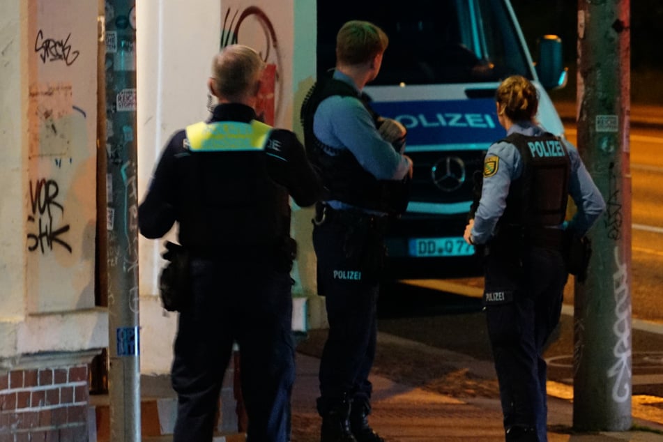 Beamte der Polizei vor dem "Prinz" an der Ecke Wurzener Straße und Hermann-Liebmann-Straße. Bei einer Razzia am Mittwoch wurden dort erneut Drogen entdeckt.