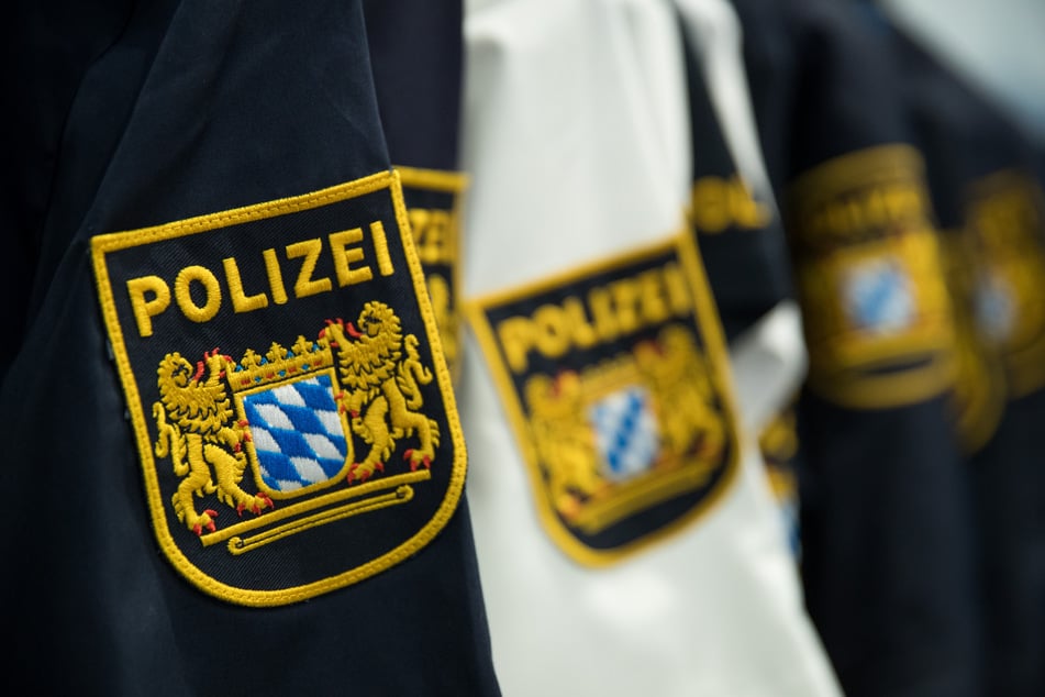 Wegen Volksverhetzung und Beleidigung muss sich ein Polizist in Bayern vor dem Augsburger Amtsgericht verantworten. (Symbolbild)
