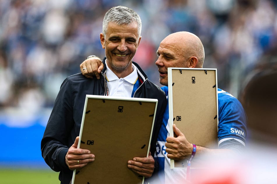 Jens Härtel (55, l.) und Ronny Thielemann (51) sahen sich Anfang Mai in Magdeburg wieder, als die ehemaligen Aufstiegshelden geehrt wurden.