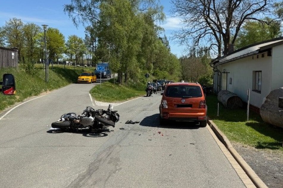 Der Motorradfahrer übersah einen geparkten VW und fuhr auf diesen auf.
