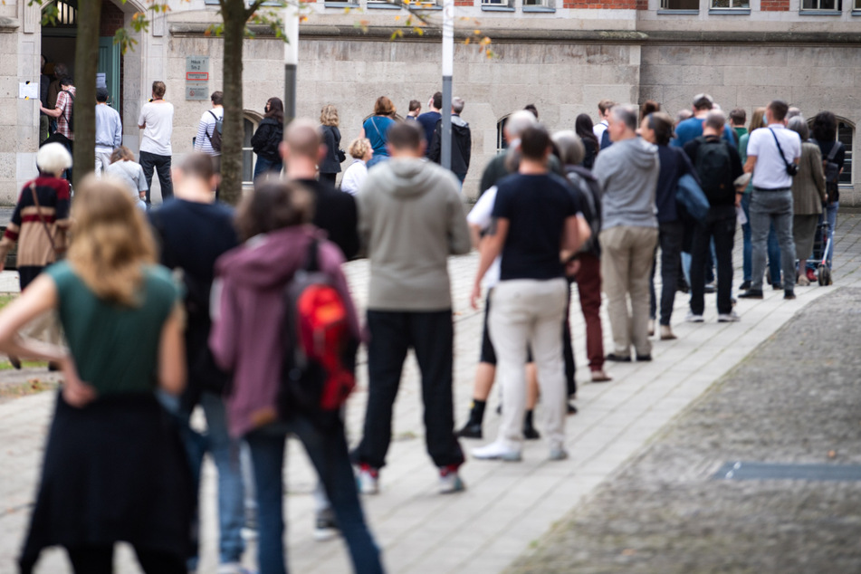Vor den Wahllokalen bildeten sich teilweise lange Warteschlangen.