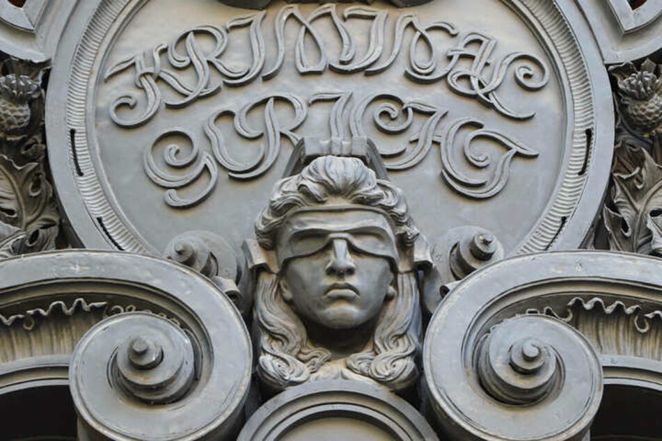 Frau im Treppenhaus überfallen und vergewaltigt: Mann gesteht Tat vor Gericht