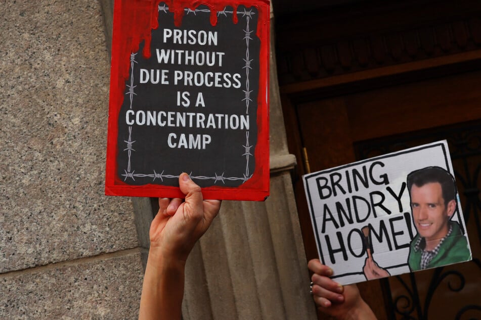 UN experts condemned the deportations of more than 250 Venezuelans and Salvadorans from the US to El Salvador, accusing Washington of denying them due process.