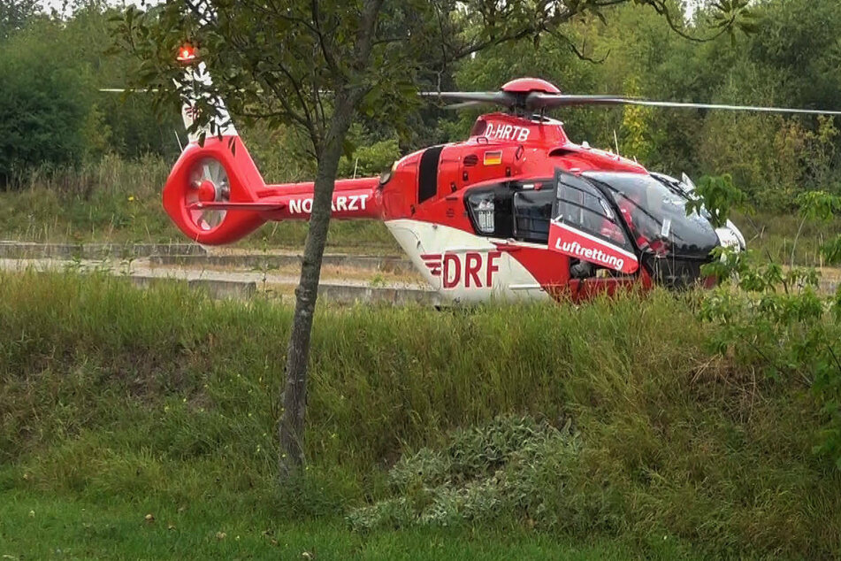 Am Mittwochmorgen ist ein 83-jähriger Autofahrer aus Berlin nach einem Unfall an der Landesgrenze von Mecklenburg-Vorpommern zu Brandenburg schwer verletzt mit einem Rettungshubschrauber abtransportiert worden. (Symbolfoto)