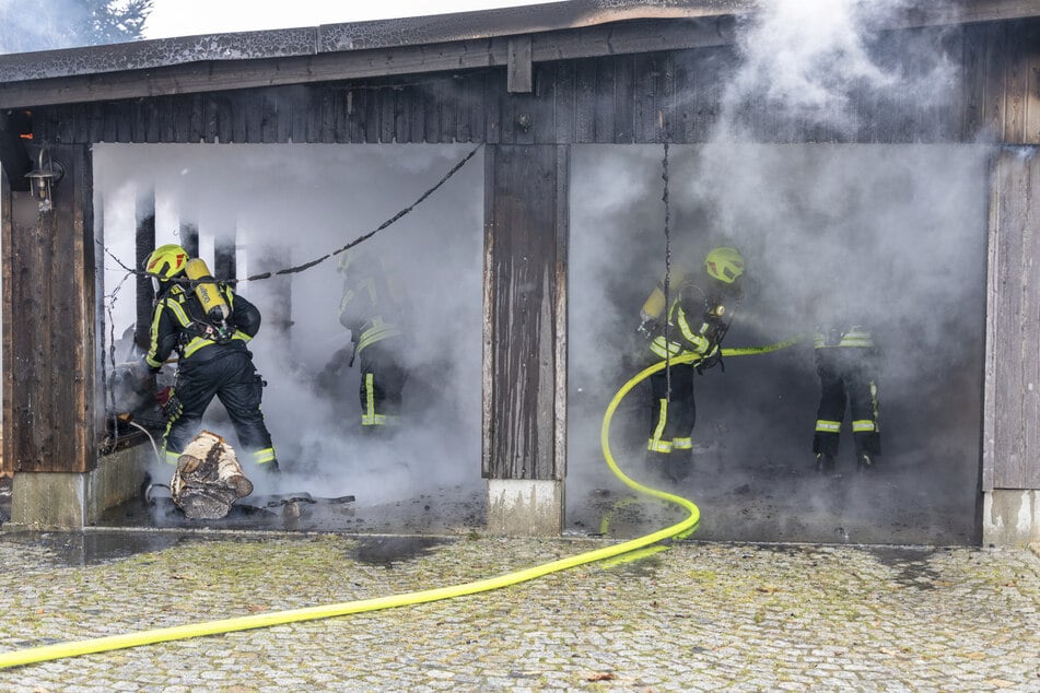 Die Feuerwehr konnte verhindern, dass das Feuer auf das Wohnhaus übergreift.