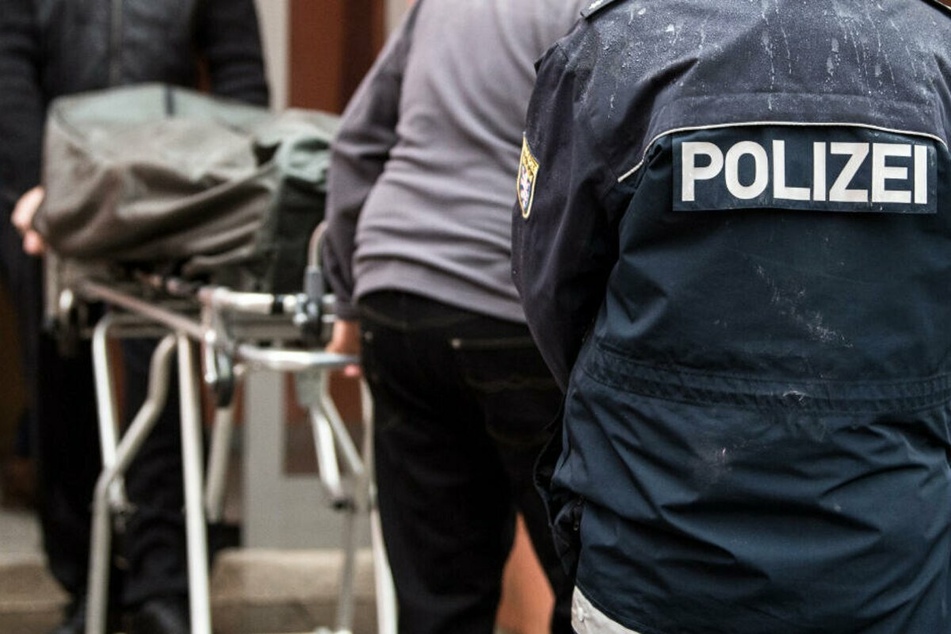Nachbarn in dem Mehrfamilienhaus hatten Schreie gehört und die Polizei alarmiert. Doch für die 38-Jährige kam jede Hilfe zu spät. (Symbolbild)